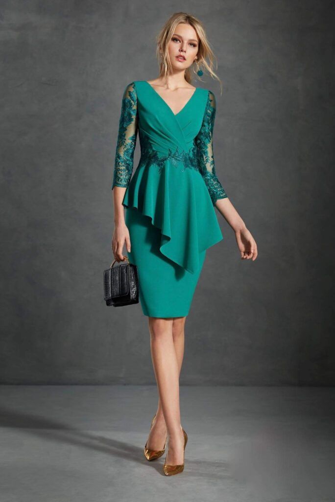 Vestido corto verde crepe y encaje de Angela by Valerio Luna