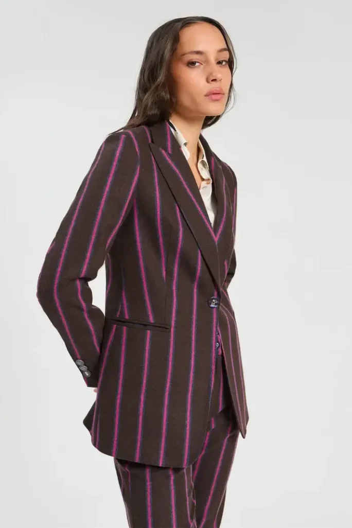Chaqueta lana rayas marrón detalles rosa Vilagallo